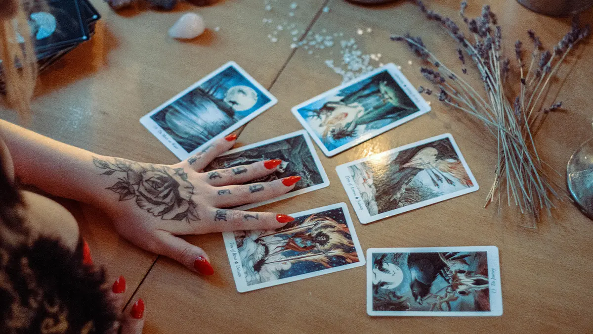 Jak czytać karty Tarota dla początkujących: Kompletny przewodnik krok po kroku